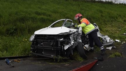 L'accident entre deux camions et six autres véhicules sur la commune des Mureaux (Yvelines) a fait quatorze blessés, le 25 avril 2016. (ERIC FEFERBERG / AFP)