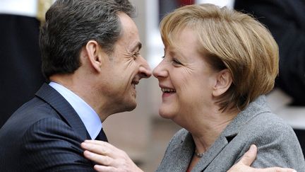 Le pr&eacute;sident fran&ccedil;ais Nicolas Sarkozy et la chanceli&egrave;re allemande Angela Merkel &agrave; Strasbourg, le 24 novembre 2011. (ERIC FEFERBERG / AFP PHOTO)