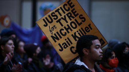 Des manifestants dénoncent le meurtre de Tyre Nichols à Oakland, en Californie (Etats-Unis), le 29 janvier 2023. (TAYFUN COSKUN / ANADOLU AGENCY / AFP)