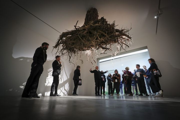 L'œuvre "Humus" de Giuseppe Lica exposée dans le cadre du parcours "Mondes souterrains" du Louvre-Lens. (SEVERINE COURBE / MAXPPP)