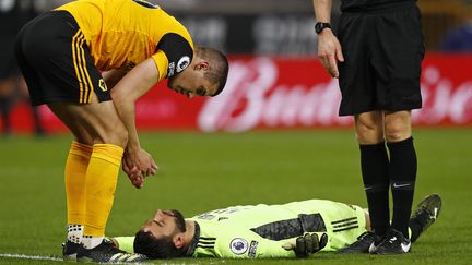 Le gardien de Wolverhampton Rui Patricio est resté au sol de longues minutes après un choc à la tête. (JASON CAIRNDUFF / POOL)