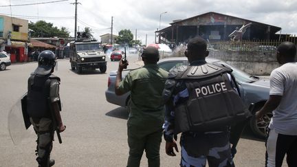 Police anti-émeute lors d'une manifestation d'étudiants à Libreville, le 10 avril 2019. (STEVE JORDAN / AFP)