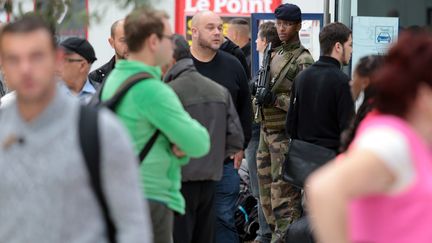  (Un soldat français mobilisé pour assurer le plan vigipirate dans une gare de Lille ©maxPPP)