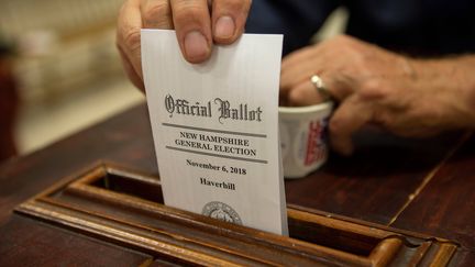 Dans le New Hampshire, les électeurs votent encore avec des bulletins en papier, contrairement à de nombreux Etats américains. C'est aussi l'un des premiers Etats à ouvrir les bureaux de vote, le 6 novembre 2018. (REX / SIPA)