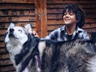 Enzo avec son chien husky à Hong Kong : "Cette ville m'inspire énormément pour écrire des chansons, en particulier l'île de Lantau où je vis près de la plage" (Photo @HKTalents)