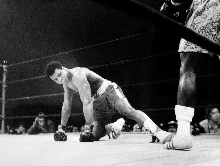 Mohamed Ali à terre face à Joe Frazier au Madison Square Garden le 5 mars 1971 dans le "combat du siècle"