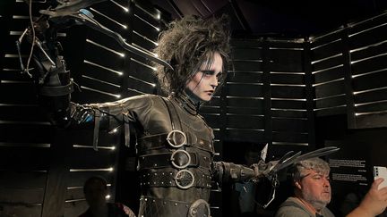 Une statue d'Edouard aux mains d'argent, à l'exposition Tim Burton, à La Villette, à Paris (MATTEU MAESTRACCI / FRANCEINFO / RADIO FRANCE)