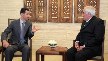 Bachar al-Assad, lors d'un entretien avec le nouveau gouverneur de Daraa, le 4 avril 2011 (AFP/HO-SANA)