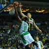 L'Am&eacute;ricain David Lighty monte au panier face &agrave; Bojan Bogdanavic, le 14 novembre 2013, lors du match Fenerbahce-Nanterre, &agrave; Istanbul (Turquie). (BULENT KILIC / AFP)