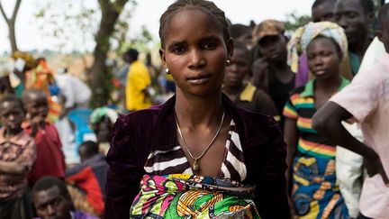 confie Sifa, une réfugiée congolaise de 20 ans. Elle est arrivée, avec ses enfants, sur le site de réfugiés de Maratatu, en Ouganda, après avoir fui les violences en RDC. Comme elle, beaucoup de réfugiés congolais de la province de l'Ituri ont traversé le lac Albert, à bord d’embarcations de fortune surchargées, en quête de sécurité en Ouganda. Cette traversée a coûté la vie à plusieurs réfugiés.
 (Michele Sibiloni/UNHCR)