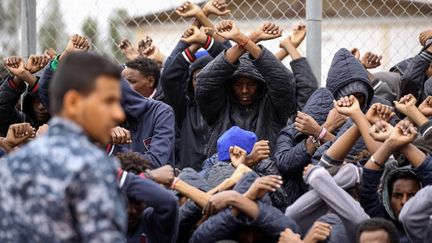 Des migrants africains internés au camp d'Al-Hamra, à 106 kilomètres au sud de la capitale Tripoli, protestent contre leur détention en Libye, le 2 février 2018. (MAHMUD TURKIA / AFP)