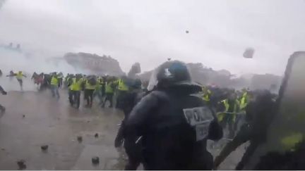 policiers sous les jets de pave ok