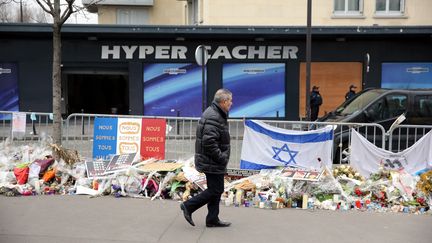 Un homme passe devant le magasin Hyper Cacher, le 18 f&eacute;vrier 2015, &agrave; la porte de Vincennes. C'est l&agrave; qu'a&nbsp;eu lieu la prise d'otages par Amedy Coulibaly. (MAXPPP)