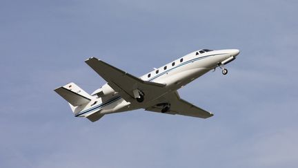 Un jet privé décolle depuis l'aéroport de Cannes Mandelieu, le 29 mars 2023. (ERIC DERVAUX / HANS LUCAS)