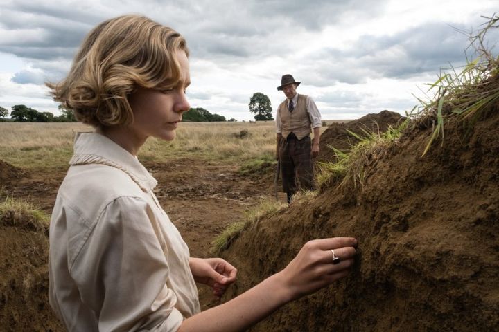 Carey Mulligan et&nbsp; Ralph Fiennes dans "The Dig" de Simon Stone (2021). (Copyright NETFLIX)