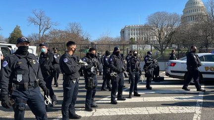 Des policiers devant le Capitole, le 13 janvier 2021, à Washington. (ARTUR GABDRAHMANOV / SPUTNIK)