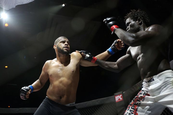 Combat entre le Portugais Aires Benros et le Sénégalais&nbsp;Lahat Fayet à Estoril (Portugal), le 16 novembre 2015 (AFP - PEDRO FIUZA / NURPHOTO)