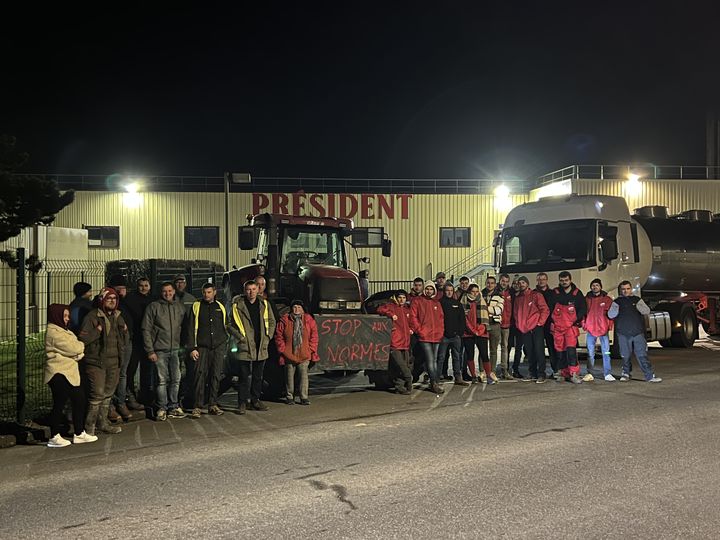 Dairy farmers in front of the Lactalis factory in Isigny-le-Buat (Manche), January 29, 2024. (ROBIN PRUDENT / FRANCEINFO)