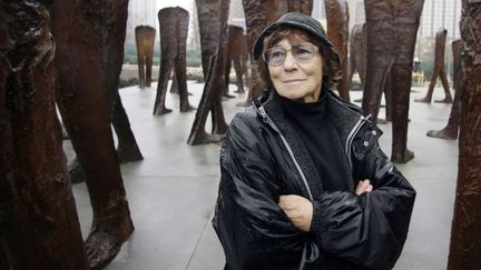 La sculptrice Magdalena Abakanowicz posant au milieu de ses sculptures à Chicago en 2006
 (M. Spencer Green/AP/SIPA)