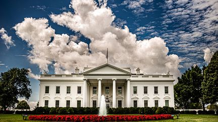 La Maison-Blanche, Pennsylvania Avenue NW  à Washington D.C. "Quelles sont les spécificités de couvrir une campagne présidentielle américaine, comparée à celle que l’on connaît en France ou en Europe", demande un auditeur de franceinfo. (Illustration) (J. ALTDORFER PHOTOGRAPHY / MOMENT RF / GETTY IMAGES)