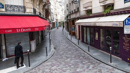 Une rue du quartier touristique de Saint-Michel à Paris, le 20 mars 2020. De nombreux commerces ont dû fermer ou subissent de lourdes pertes en France en raison de l'épidémie de coronavirus (photo d'illustration). (CHRISTOPHE MORIN / MAXPPP)