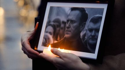 A protester carries a photo of Alexei Navalny during a rally in tribute to the Russian opponent, February 22, 2024, in Paris.  (LUDOVIC MARIN / AFP)