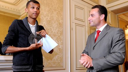 Le pr&eacute;sident du Parlement de la Communaut&eacute; fran&ccedil;aise, Jean-Charles Luperto, re&ccedil;oit le chanteur Stromae, le 14 juin 2011, &agrave; Bruxelles (Belgique). (SIERAKOWSKI/ISOPIX/SIPA)