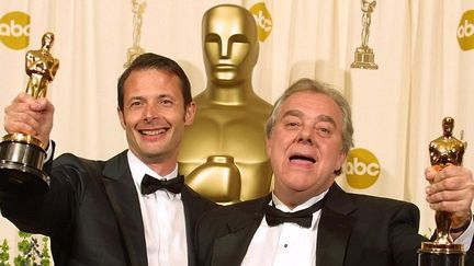 Jean-Xavier de Lestrade et le producteur Denis Poncet récompensés pour "Un coupable idéal" aux Oscars 2002.
 (L.Celano/AFP)