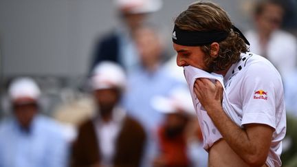 Stefanos Tsitsipas face à&nbsp;Holger Rune en huitièmes de finale de Roland-Garros, le 30 mai 2022. (CHRISTOPHE ARCHAMBAULT / AFP)