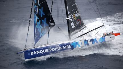 Le bateau "Banque Populaire VIII", du navigateur français&nbsp;Armel Le Cleac'h, au large des îles Kerguelen, dans le sud de l'océan Indien, lors de la 8e édition du Vendée&nbsp;Globe, le 30 novembre 2016.  (TANGUY THUAUD / NEFERTITI)