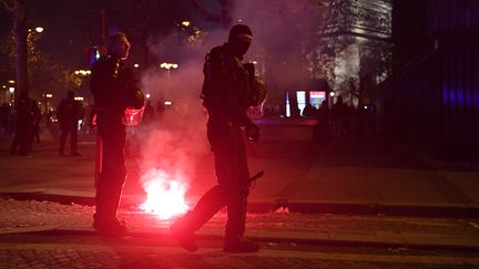 Le soir de la demi-finale de la Coupe du monde le 14 décembre entre la France et le Maroc, il y a eu 167 personnes interpellées à Paris et sa petite couronne. (JULIEN DE ROSA / AFP)