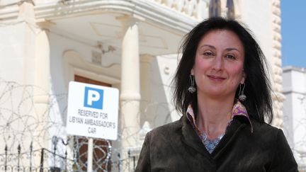 La journaliste Daphne Caruana Galizia devant l'ambassade libyenne de La Vallette (Malte), le 6 avril 2011. (DARRIN ZAMMIT LUPI / REUTERS)