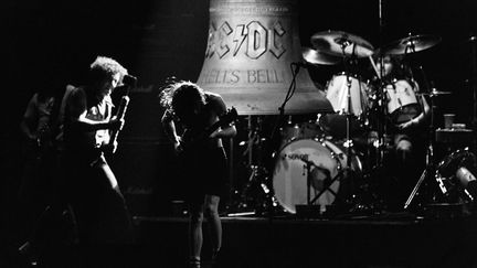 Le groupe AC/DC en concert au palais omnisport de Bercy à Paris, le 15 septembre 1984. (JEAN-CLAUDE COUTAUSSE / AFP)