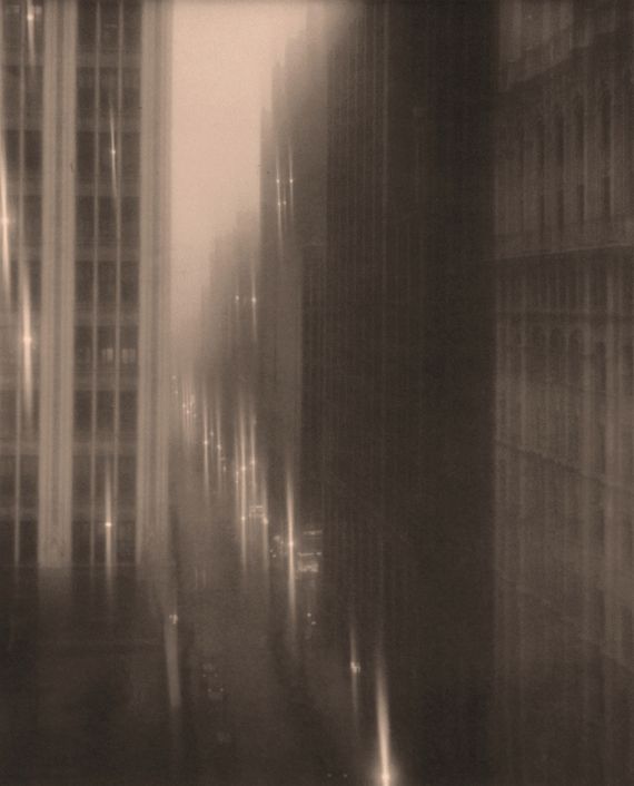 "Drizzle on 40th Street, New York" (1933), de&nbsp;Edward Steichen,&nbsp;Photographie, 20 x 25 cm. Collection Leslie, Judith &amp; Gabrielle Schreyer, New York (Etats-Unis). ( ESTATE OF EDWARD STEICHEN, 2012)