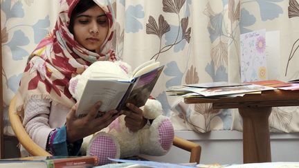 La militante pakistanaise Malala Yousufzai, 15 ans, est photographi&eacute;e &agrave; l'h&ocirc;pital Queen Elizabeth, &agrave; Birmingham (Angleterre)&nbsp;o&ugrave; elle est soign&eacute;e, le 9 novembre 2012.&nbsp; (SIPA / AP)