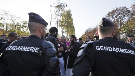 Les gendarmes barrent la route &agrave; la manifestation anti-am&eacute;ricaine &agrave; Paris, le 15 septembre 2012. (KENZO TRIBOUILLARD / AFP)