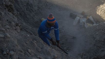 les revenus des pierres vendues par les mineurs informels peuvent atteindre jusqu'à 20 millions de rands (1,3 millions d’euros) par mois. En vertu de l'accord passé avec les autorités, ils pourront garder leur pactole, sans avoir le moindre compte à rendre aux propriétaires de la mine qui les hébergent.
 (Mujahid Safodien / AFP)