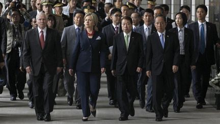 Robert Gates, Hillary Clinton, et leurs homologues sud-coréens Yu Myung-hwan et Kim Tae-young à Séoul (21/07/2010). (AFP/JO YONG-HAK/POOL)