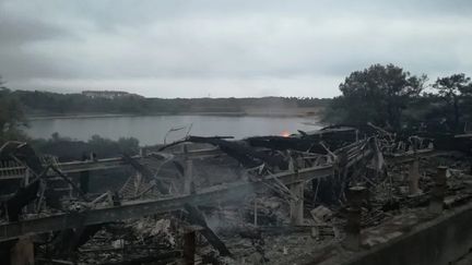 Les locaux du parc Izadia, à Anglet, ravagés par les flammes, le 31 juillet 2020. (THIBAULT VINCENT / RADIO FRANCE)