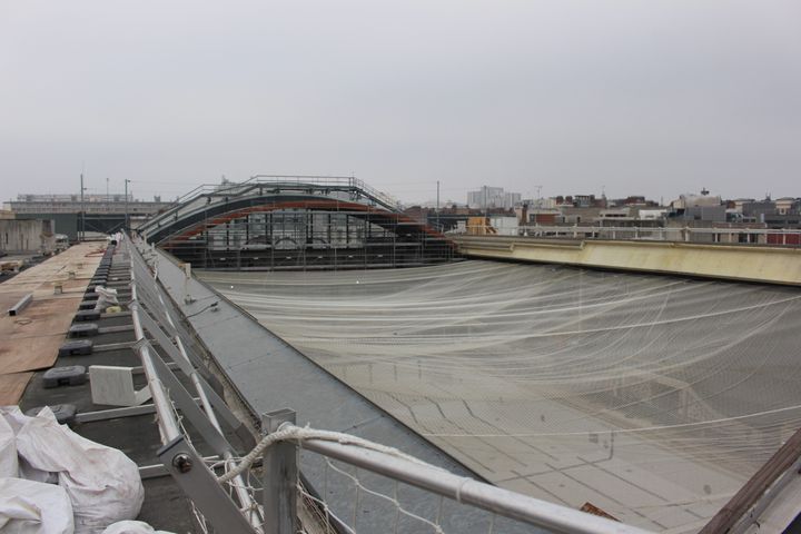 The framework was deposited in January and the new one will be installed at the end of March.  Here, the view of the Olympic basin from the roof of the swimming pool, March 3, 2023. (APOLLINE MERLE / FRANCEINFO SPORT)