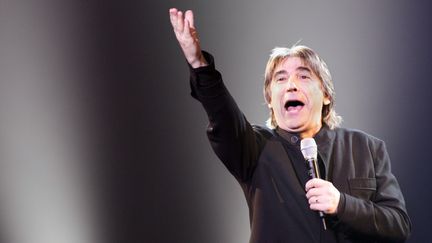 Serge Lama en concert sur la sc&egrave;ne du th&eacute;&acirc;tre Marigny, &agrave; Paris, le 29 septembre 2005. (JEAN-PIERRE MULLER / AFP)