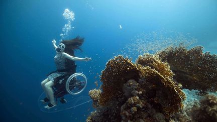 L'artiste Sue Austin r&eacute;p&egrave;te sa chor&eacute;graphie sous-marine en fauteuil roulant avant de se produire en marge des Jeux paralympiques de Londres (Royaume-Uni), le 30 ao&ucirc;t 2012. (REX / SIPA)