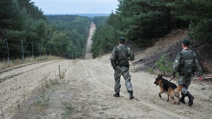 Des militaires patrouillent près du poste-frontière de&nbsp;Rava-Ruska (Ukraine), le 9 septembre 2015. (STRINGER / RIA NOVOSTI / AFP)