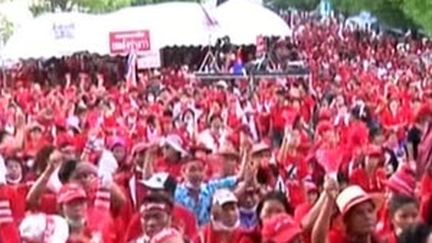 Marée rouge de manifestants antigouvernementaux à Bangkok (13/04/2009) (France 2)