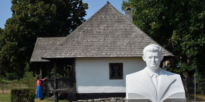 La maison natale de Nicolae Ceausescu, avec son buste à l'entrée
 (DANIEL MIHAILESCU / AFP)