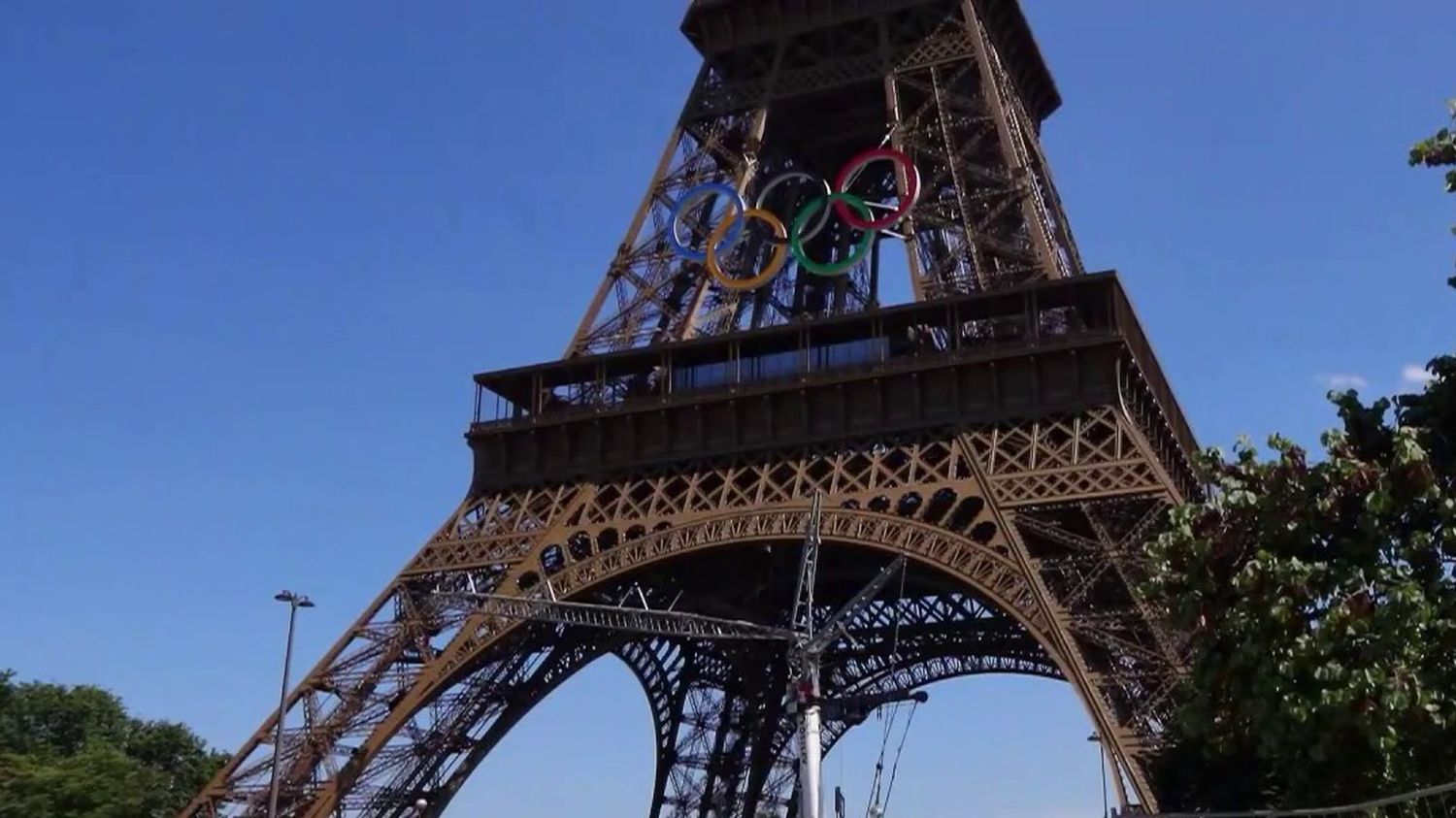 Paris 2024 les anneaux olympiques installés sur la tour Eiffel