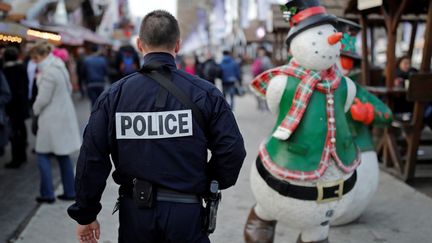 Surveillance du marché de Noël sur les Champs-Elysées à Paris, le 20 décembre 2016. (Benoît Tessier/Reuters)