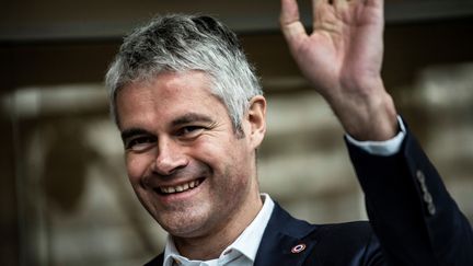 Le président Les Républicains de la région Auvergne-Rhône-Alpes, Laurent Wauquiez, inaugure une exposition de santons à l'hôtel de région à Lyon, le 4 décembre 2017. (JEFF PACHOUD / AFP)