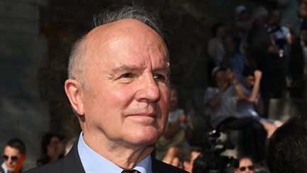 Le général Jean-Louis Georgelin, en charge de la restauration de la cathédrale Notre-Dame de Paris, lors d'une visite de l'édifice organisée le 11 juillet 2023. (STEFANO RELLANDINI / AFP)