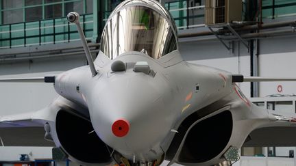 Un avion Rafale dans son usine d'assemblage &agrave; M&eacute;rignac (Gironde), le 4 mars 2015.&nbsp; (JEAN-PIERRE MULLER / AFP)